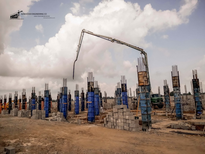 بتن ریزی ستون های اسکلت مرغداری آقای گیلان پور در چهارده اجرا شده توسط گروه مهندسی آزموده